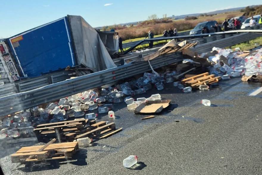 Kamion probio ogradu, prekinut promet na obilaznici