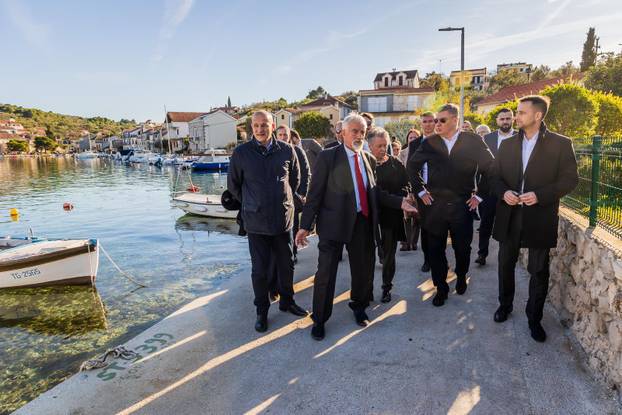 Drvenik Veli: Predsjednik Zoran Milanović položio je vjenac na spomen obilježju “Majka Domovina”