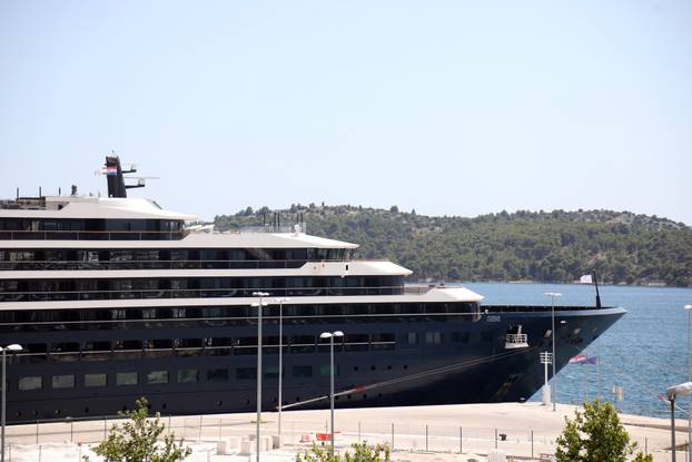 Šibenik: U šibensku luku uplovila je jahta Ritz-Carlton Evrima koja je službeni partner Mercedes AMG Petronas Formula 1 timu
