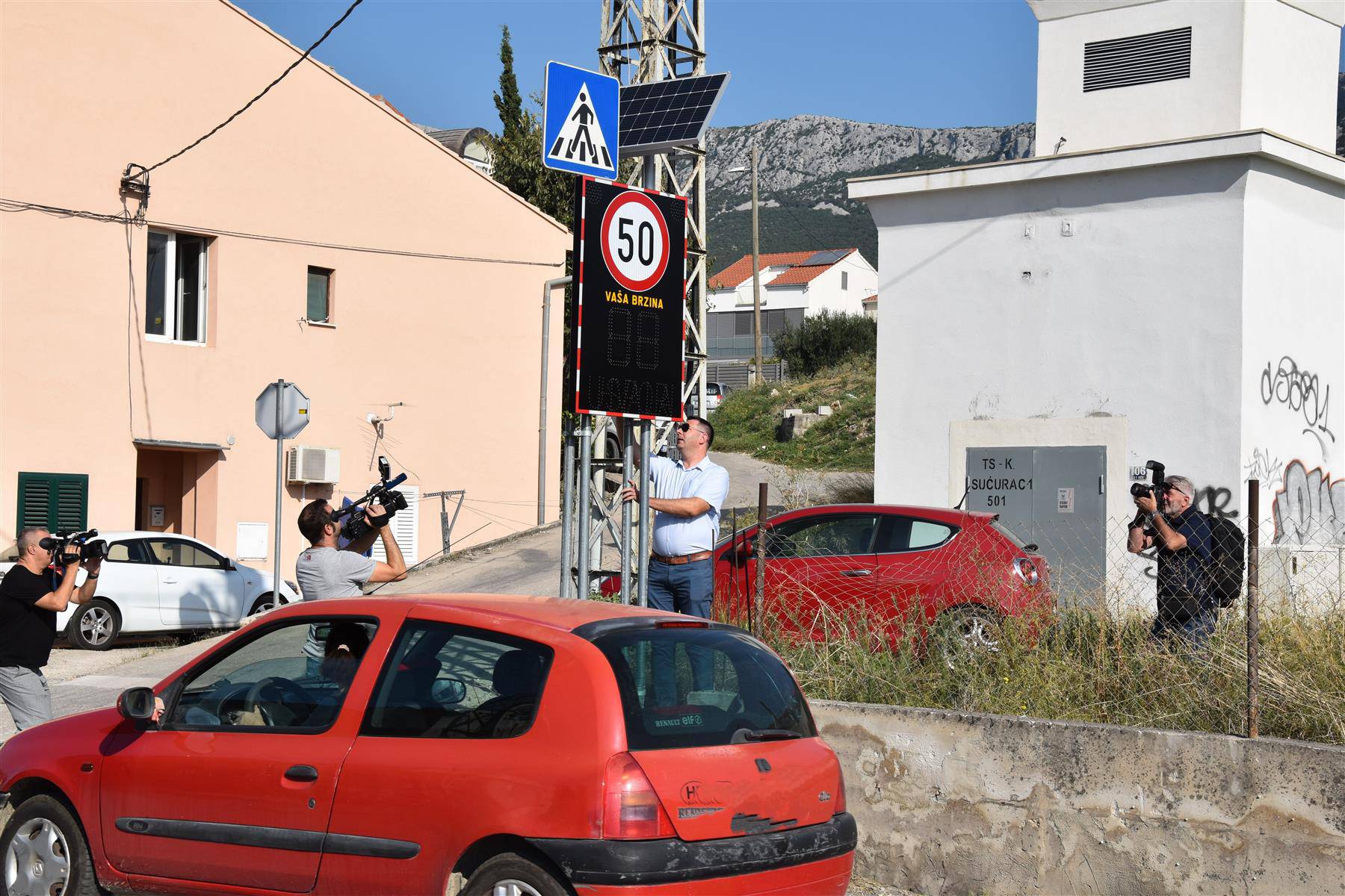 FOTO U Kaštelima postavili novi znak koji mjeri brzinu. Svečano ga je u rad pustio gradonačelnik