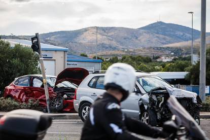 Troje ozlijeđenih u sudaru dva automobila u Kaštel Štafiliću