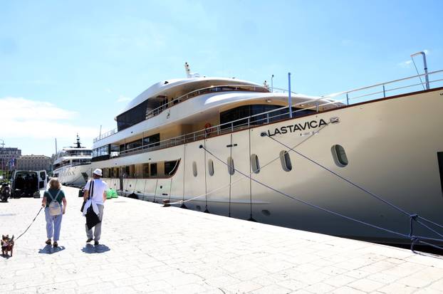 Šibenik: Kruzeri i turisti okupirali šibensku rivu