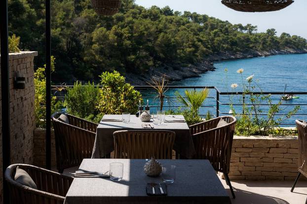 FOTO Svjetski, a naše: Ovaj skriveni komadić raja u uvali Lozna idealan je za ljetni odmor