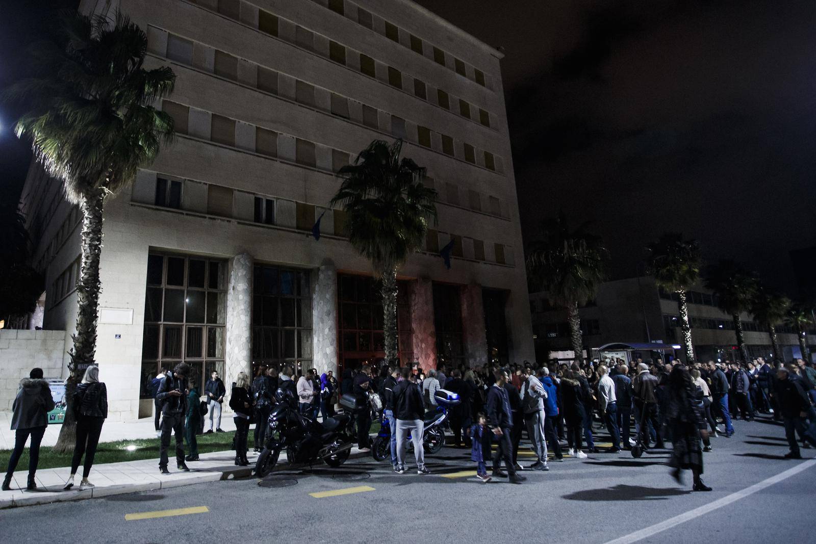 Prosvjednici protiv uvodenja novih covid mjera u Splitu