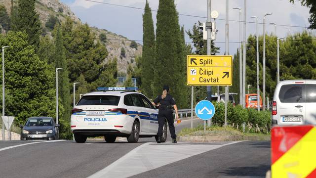Policajac teško ozlijeđen u Dubrovniku: Lovio motociklista pa se zabio u rasvjetni stup