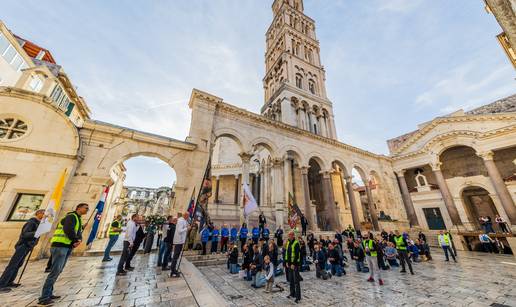 FOTO Molitelji ponovno klečali na trgovima u Šibeniku i Splitu