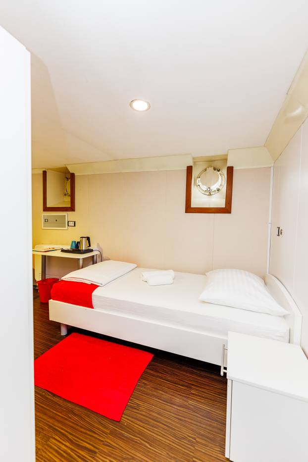 FOTO Zavirite u prvi brod-hotel u Hrvatskoj: Noćenje na ovom brodu u Rijeci ima posebnu čar