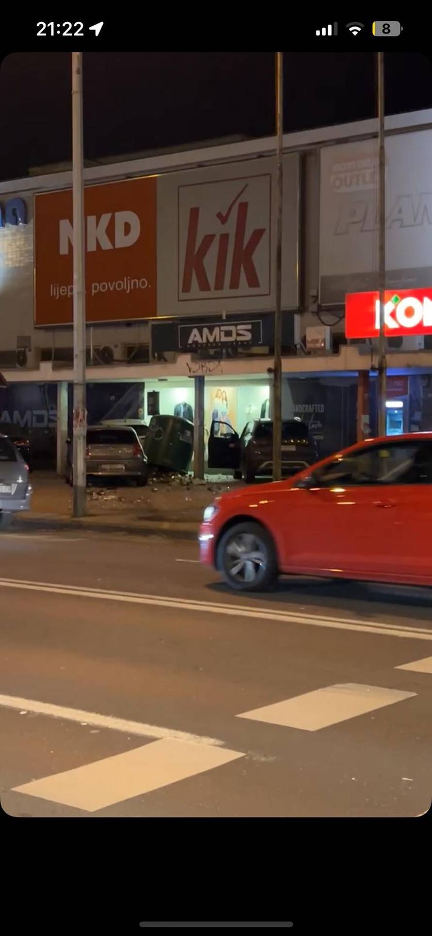 VIDEO Teška nesreća u Zagrebu:  Sudarila se dva auta na Ilici, jedan se odbio i udario pješaka