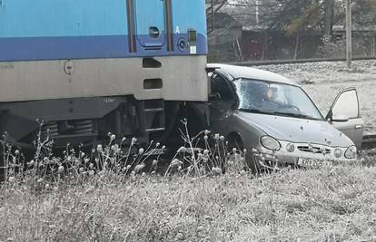Vlak udario auto: Vozač loše procijenio i završio u bolnici
