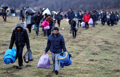 Vojska BiH postavila šatore za migrante, smrzavali se uz cestu