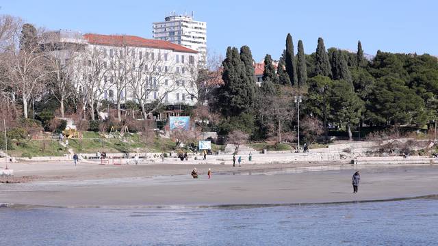 Split: Velika oseka na plaži Bačvice