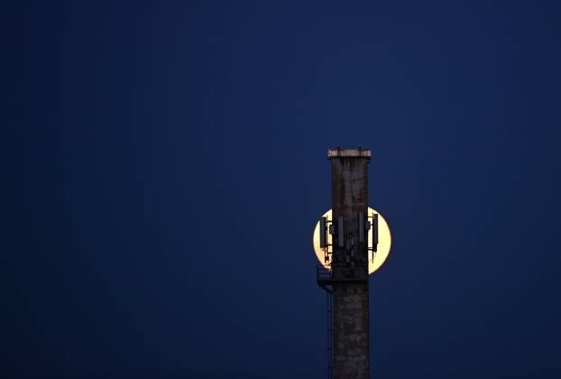 Uskrsni mjesec nad Zagrebom - kao da nas podsjeća na Isusovu muku i samu bit blagdana