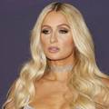 Potpuno gola ispred bora! Paris Hilton se prekrila tek mašnom: 'Sad si mama, zašto ovo radiš?'