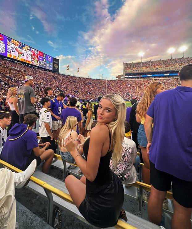 FOTO Američka gimnastičarka gola u kadi na centru igrališta! Što je pričala, manje je bitno...