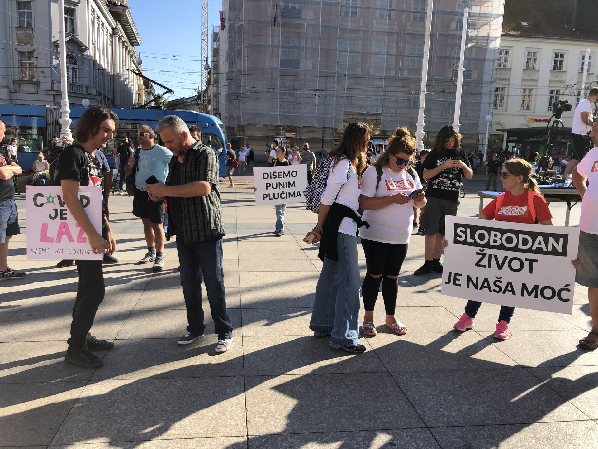 Tony Cetinski zaurlao: 'Cijepite si mamu!', a skup na trgu je završio s hrvatskom himnom