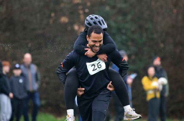 Utrka nošenja supruga u Dorkingu