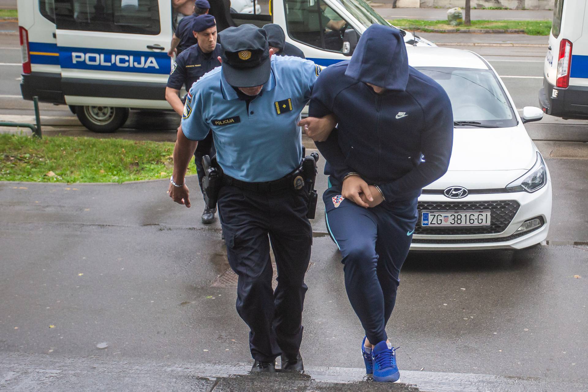 Policija dilerima u Osijeku upala u stanove dok su bili u krevetu