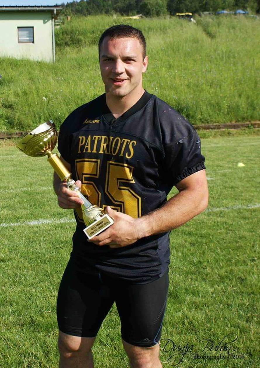 Nekad MMA prvak, a sada igra američki nogomet i rastura bob