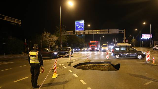Urušilo se tlo usred raskrižja u Zagrebu, ostala ogromna rupa