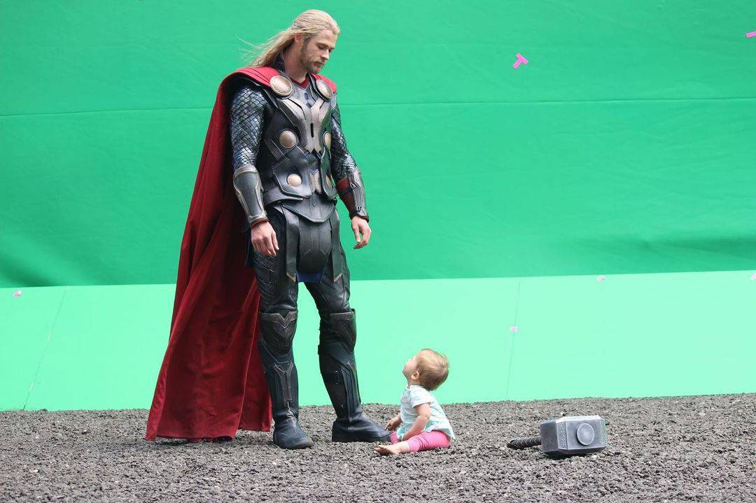 Hemsworth je objavio fotografije kćeri s filmskog seta: 'Ona je moj omiljeni superheroj'