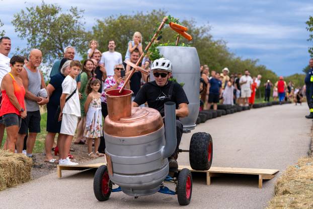 Senj: Održana 1. Senjska maškarana utrka 'Gravity race Senj 2025' podno tvrđave Nehaj