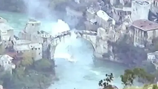 Objavili dosad neviđenu snimku rušenja Starog mosta u Mostaru projektilima s položaja HVO-a