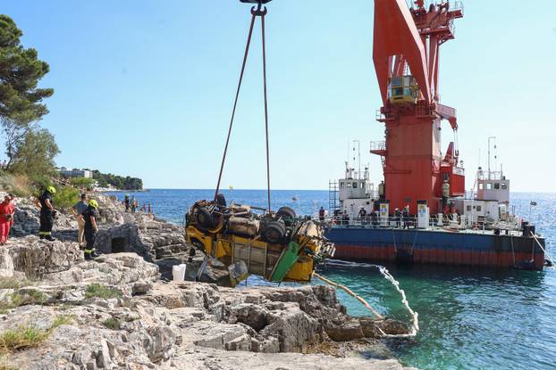 Pula: Na Zlatnim stijenama uklonjen kamion za smeće koji je otklizao u more
