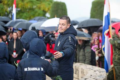 FOTO Kiša lije u Škabrnji, susreli se Milanović i Butković,  u Koloni sjećanja i bračni par Pevec...