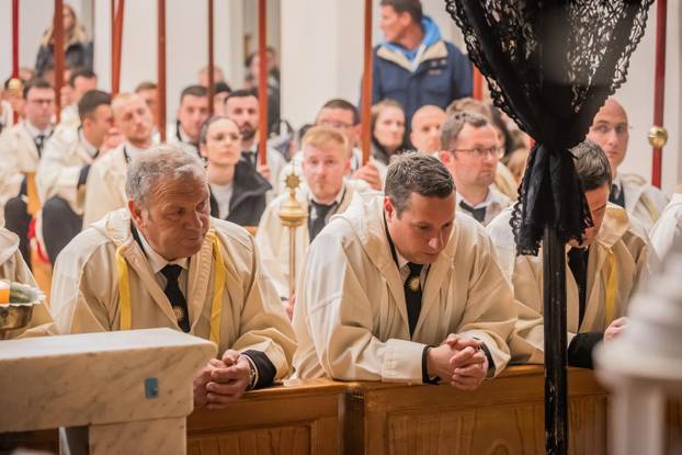 Jelsa: Ispraćaj jelšanskog križa i početak procesije "Za križen"