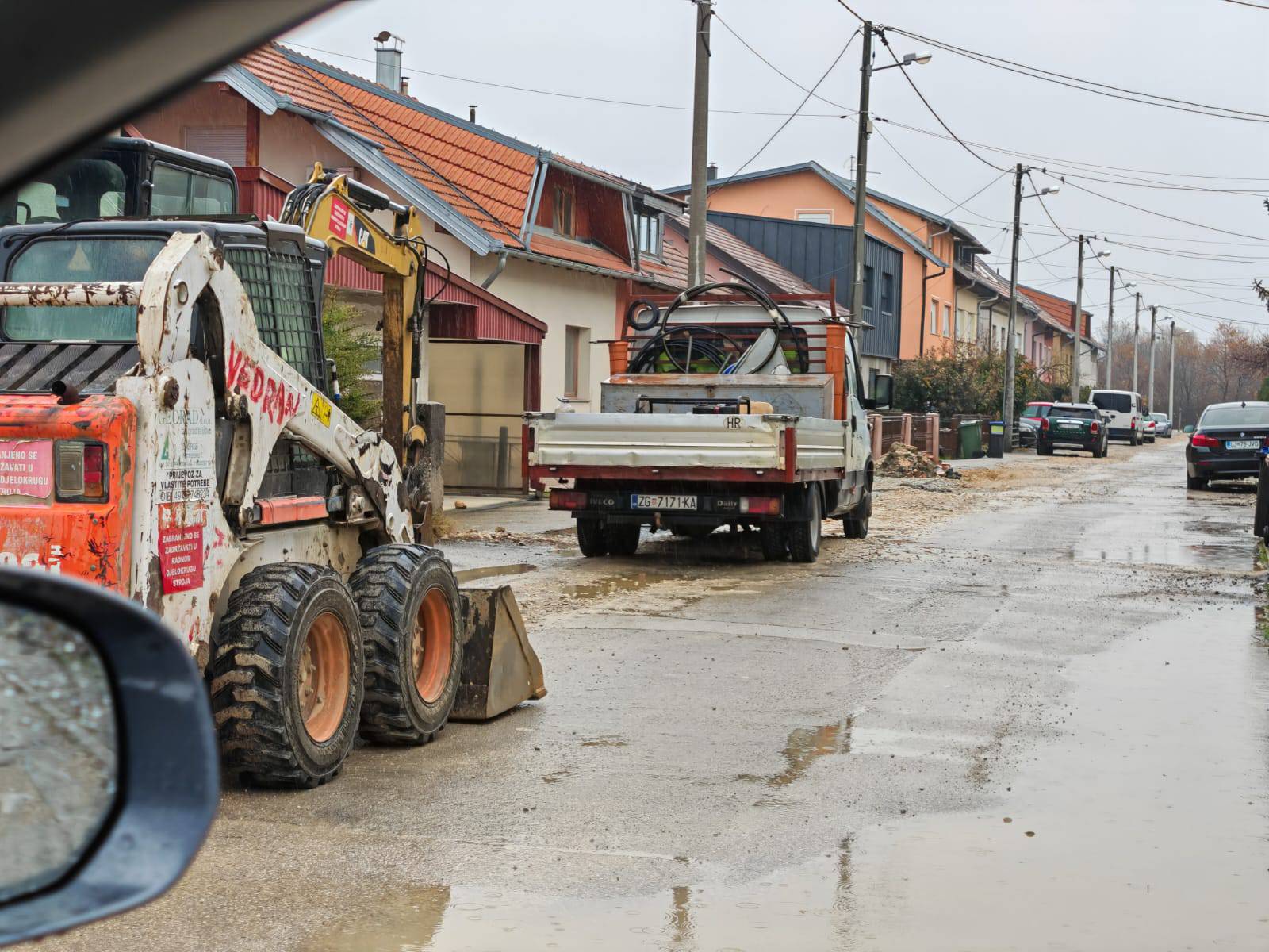 Da ne povjeruješ: 'Ulica nam je mjesecima raskopana, a radnik svaki dan spava u bageru!'