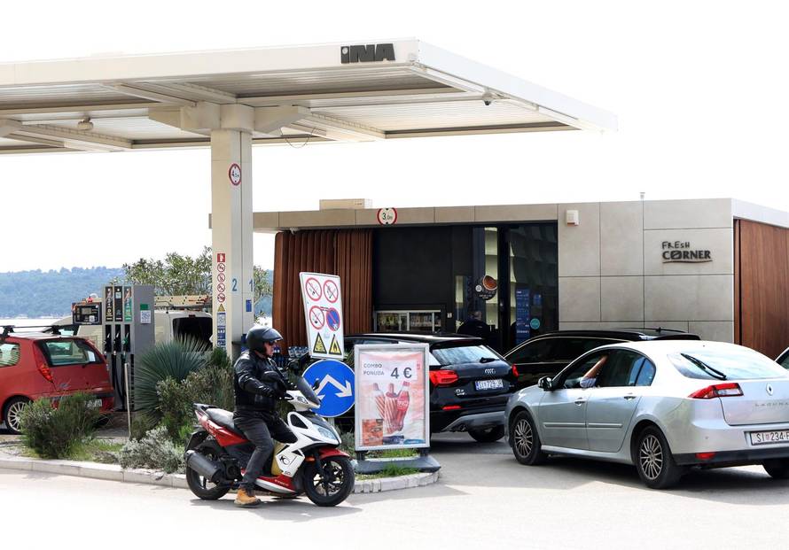 Šibenik: Po?ele su gužve na benzinskim postajama uo?i najavljenog poskupljenja goriva