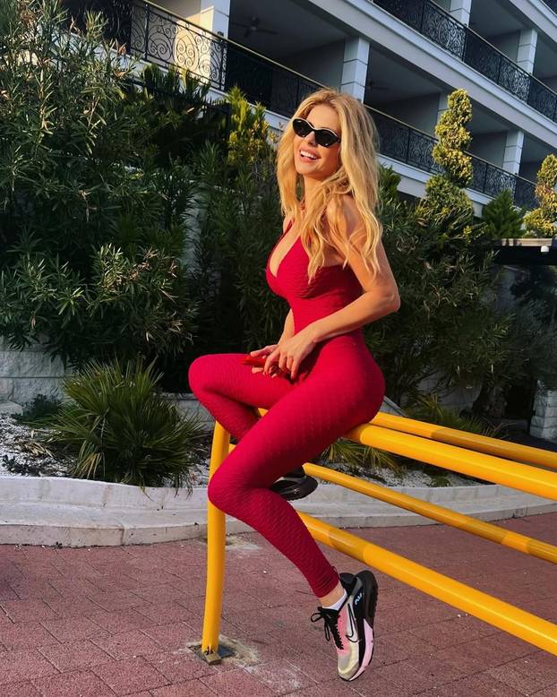 FOTO Prejeli ste se za blagdane? Evo kako vježba mama Renata, ona će vas sigurno motivirati!