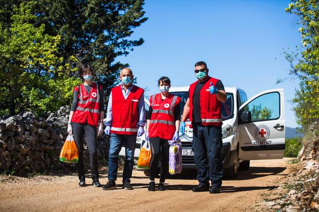 Volontoerke i volonteri Crvenog križa u Imotskom pomažu slabijima