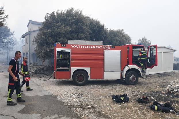 U požaru kod Grebaštice izgorili automobili