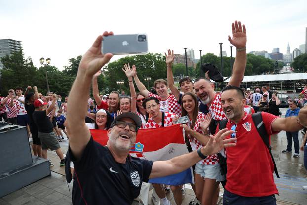 SP 2026 Philadelphia: Navijači Hrvatske fotografiraju se uz spomenik Rockyju