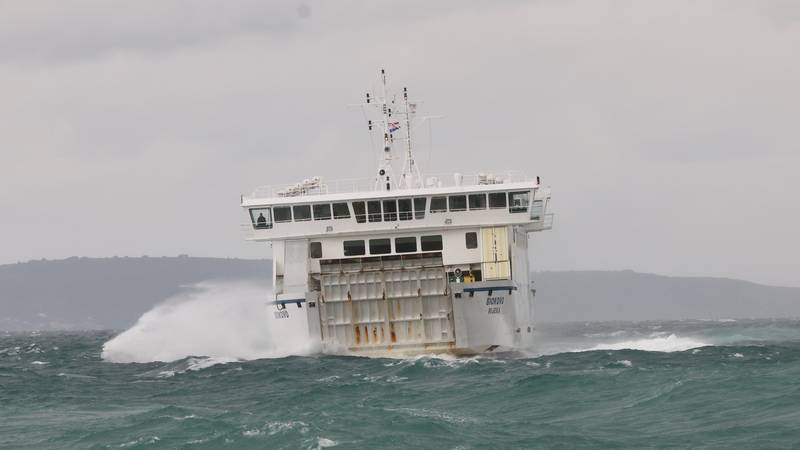 Bura stvara probleme: Evo koje su trajektne linije u prekidu