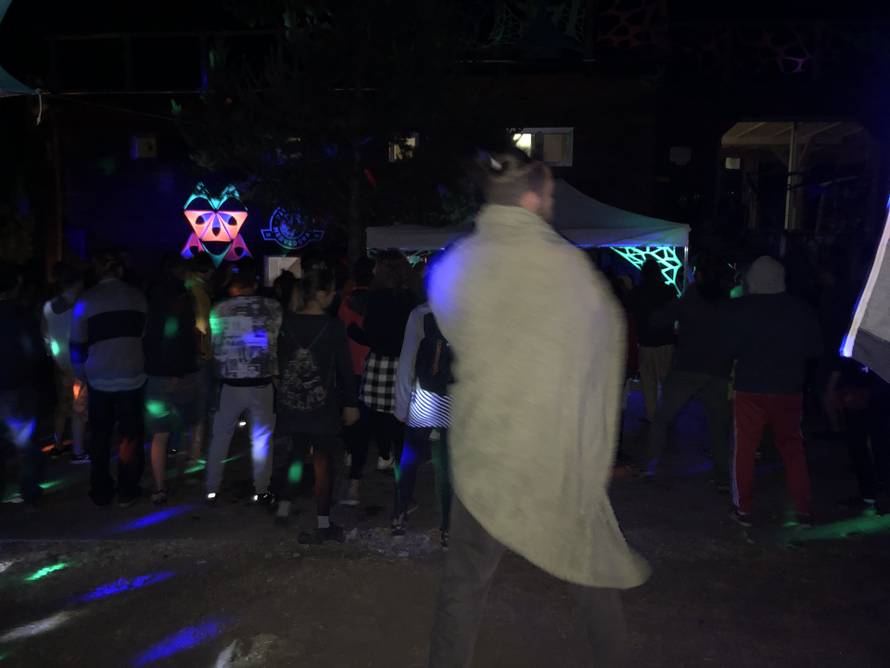 Goli, bosi i u deliriju: Bili smo na psihodeličnom partyju u Lici