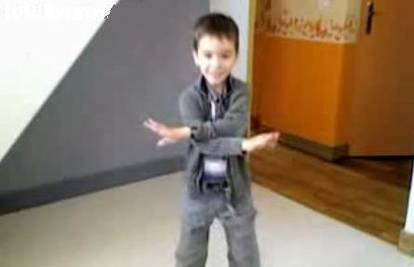 Maleni dječak zadivio je internet plesnim pokretima