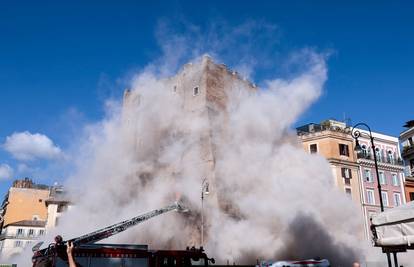 VIDEO Drama u Rimu: Urušio se toranj kod koloseuma, radnik zarobljen pod ruševinama...