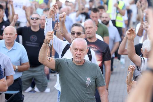 Na glavnom zagrebačkom trgu muškarci ponovno kleče i mole