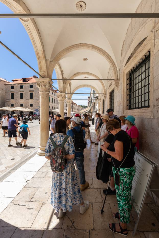 Sunčan dan na ulicama Dubrovnika