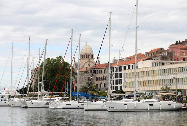 Šibenik: Zbog najavljenog nevremena brodovi su privezani na rivi