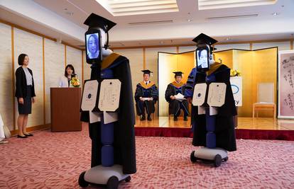 Zbog korone Japanci diplome preuzeli uz pomoć - robota