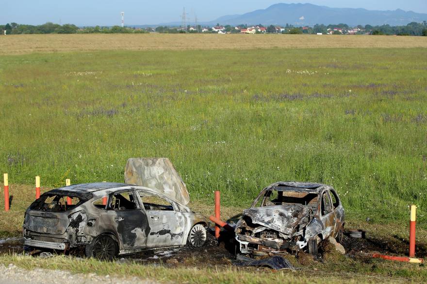 Zagreb: Policijski očevid uz dva zapaljena automobila u Odranskom Obrežu