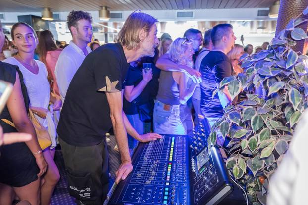 Split: Atmosfera na trajektu koji vozi na koncert Trag u beskraju