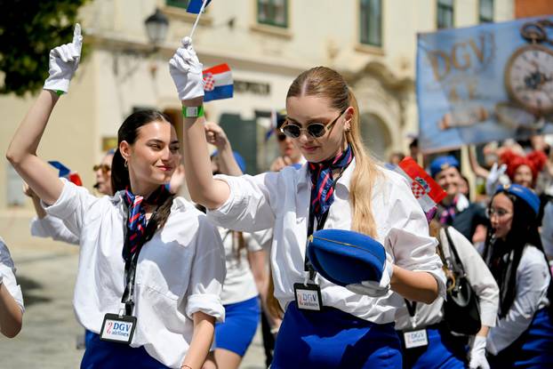 Maturanti u Varaždinu započeli svoj mimohod minutom šutnje za ubijenog Luku (19) iz Drniša
