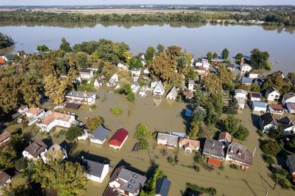 FOTO Dramatični prizori iz Mađarske: Ljudi čamcima plove ulicama, sve je pod vodom