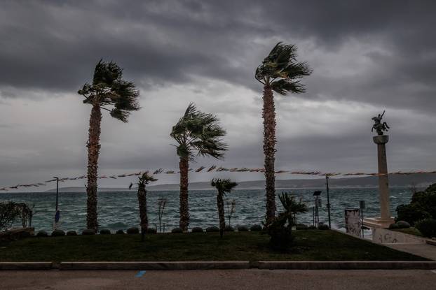 Olujno jugo zahvatilo Kaštela