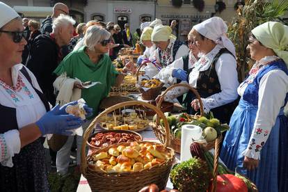 FOTO Samoborci i turisti uživali u delicijama kumica: U ponudi su bili čvarci, kruh, češnjovke...