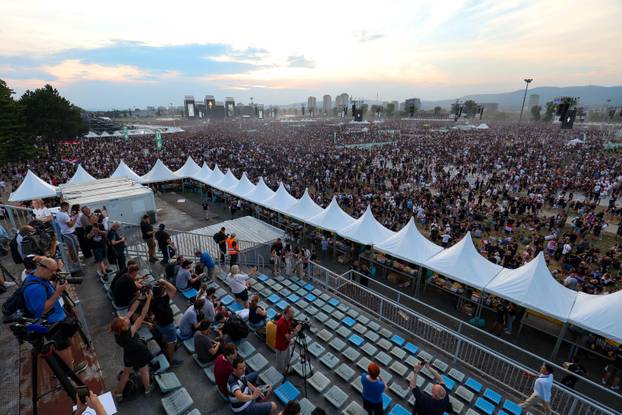 Zagreb: Obožavatelji zauzimaju mjesta unutar Hipodroma uoči početka koncerta